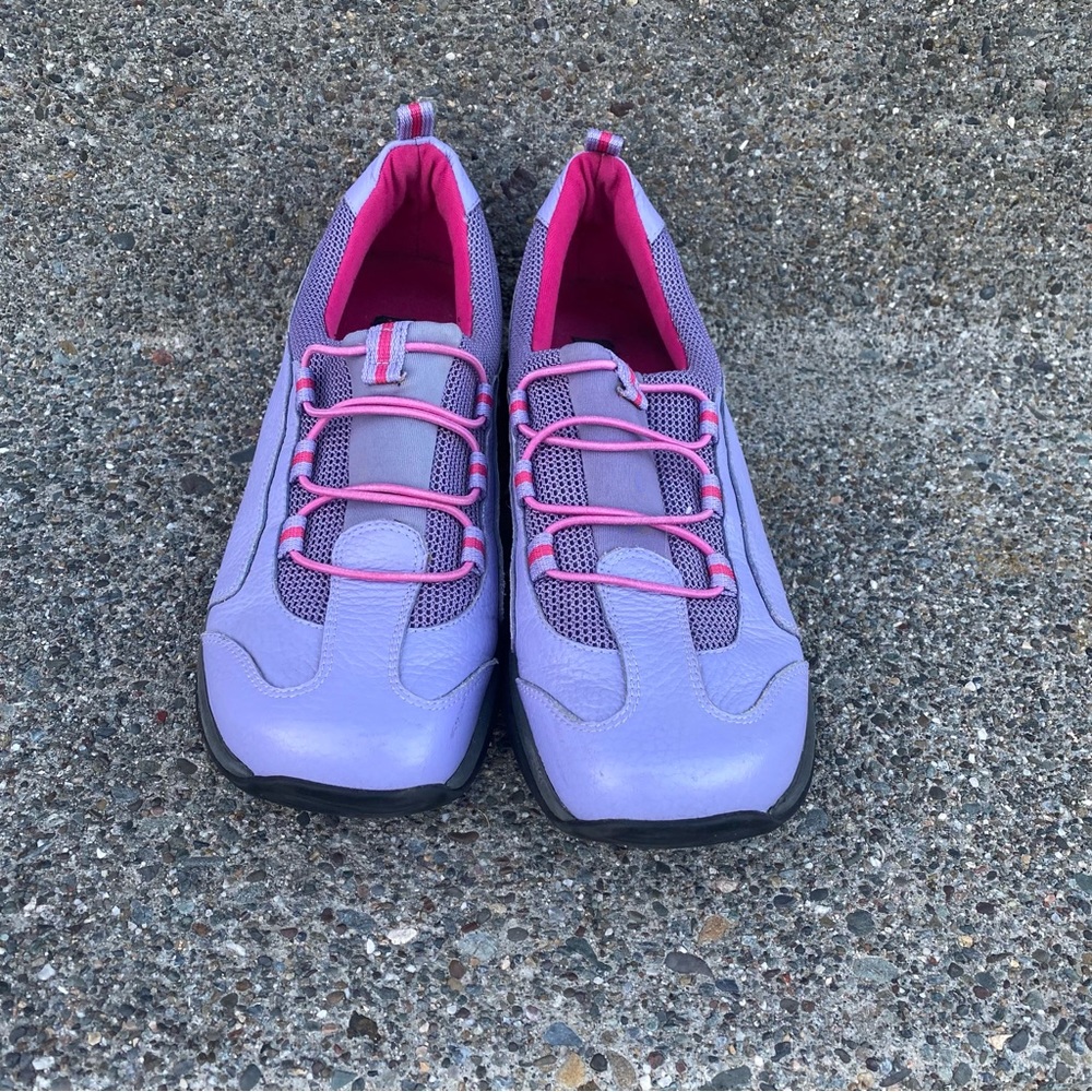 Bear Traps women’s size 6 sneakers lavendar with pink accents slip-in.  EUC